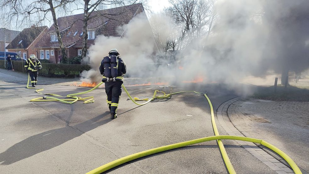 Die Feuerwehr kämpfte gegen den dunklen Rauch. Foto: Kreisfeuerwehr