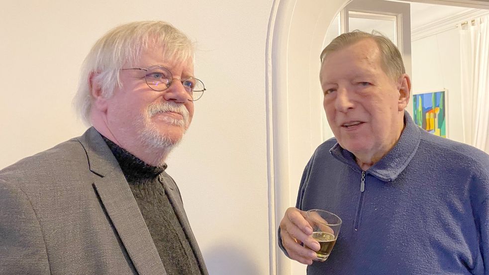 Zwei Urgesteine: Boßelwart Heinz-Günter Onken (links) im Gespräch mit dem früheren Geistlichen Weert Flemmig. Foto: Weirich