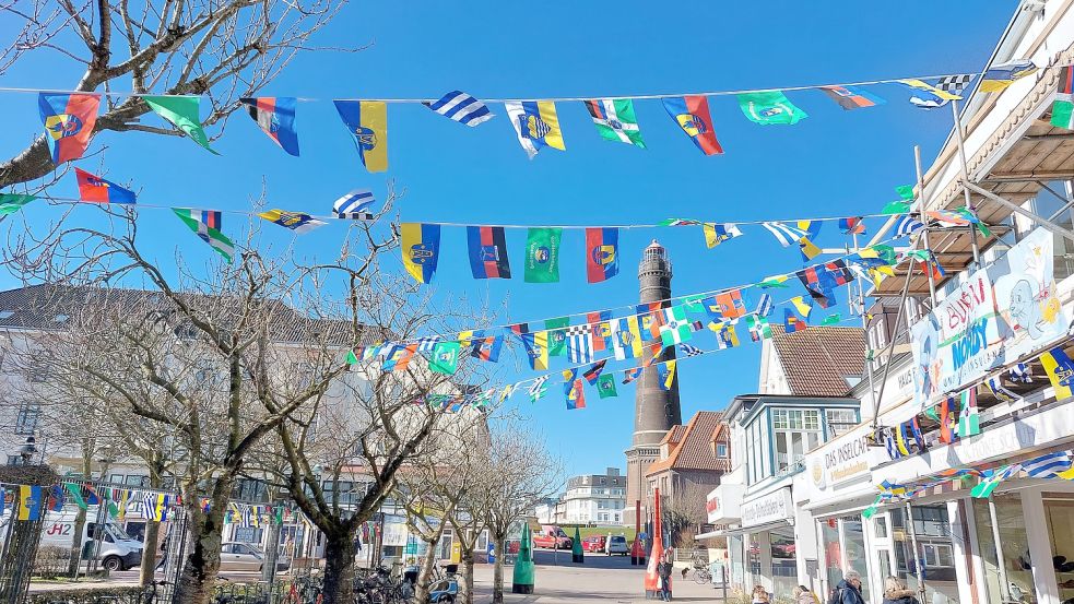 Zur Einstimmung: Bunte Wimpel mit den Wappen der Ostfriesischen Inseln finden sich vielerorts auf Borkum. Foto: Ferber