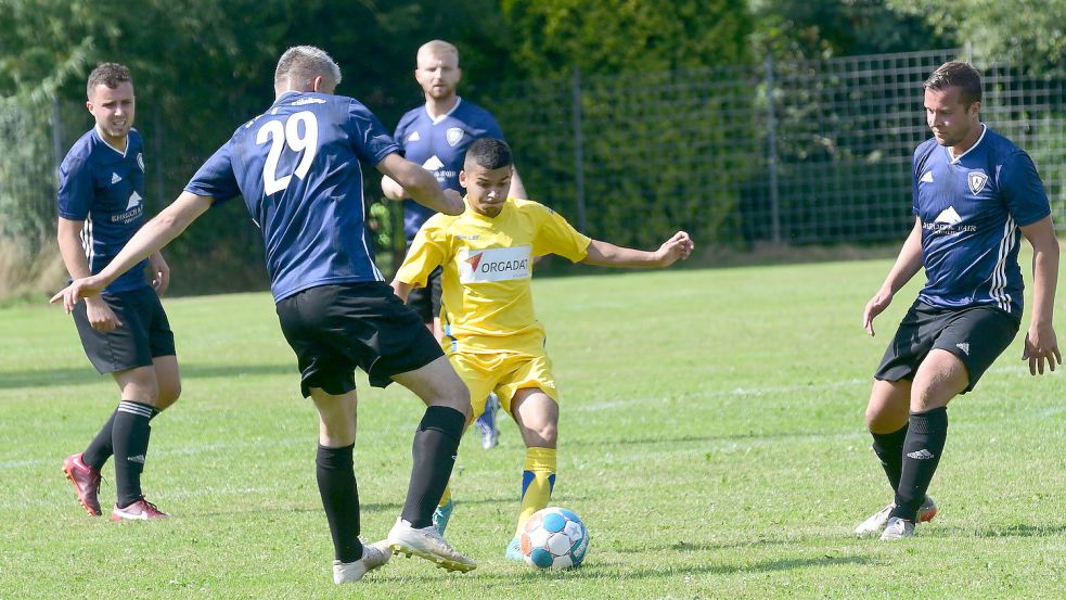 Der SV Jheringsfehn/Timmel/Stikelkamp (blaue Trikots) befindet sich derzeit auf dem Relegationsrang. Landesligist Firrel könnte für den direkten Klassenerhalt sorgen. Foto: Damm