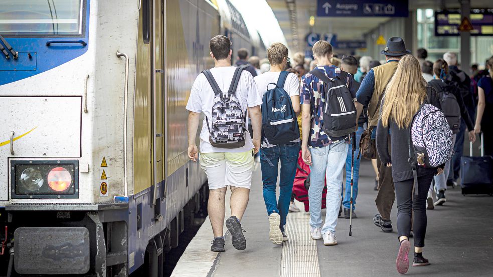 Niedersachsens Landesregierung erwägt, das geplante 29-Euro-Ticket für Schüler, Azubis und Freiwilligendienstler als vergünstigtes Deutschlandticket einzuführen. Der DGB Niedersachsen fordert eine Einführung „spätestens zum 1. August“, auch wenn es dann womöglich zunächst nur für Niedersachsen und Bremen gültig wäre. Foto: Moritz Frankenberg/dpa