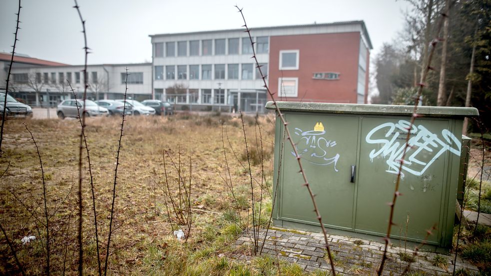 Mehrere Versorgungsleitung im Grund des künftigen Baufelds müssen noch verlegt werden. Foto: Cordsen