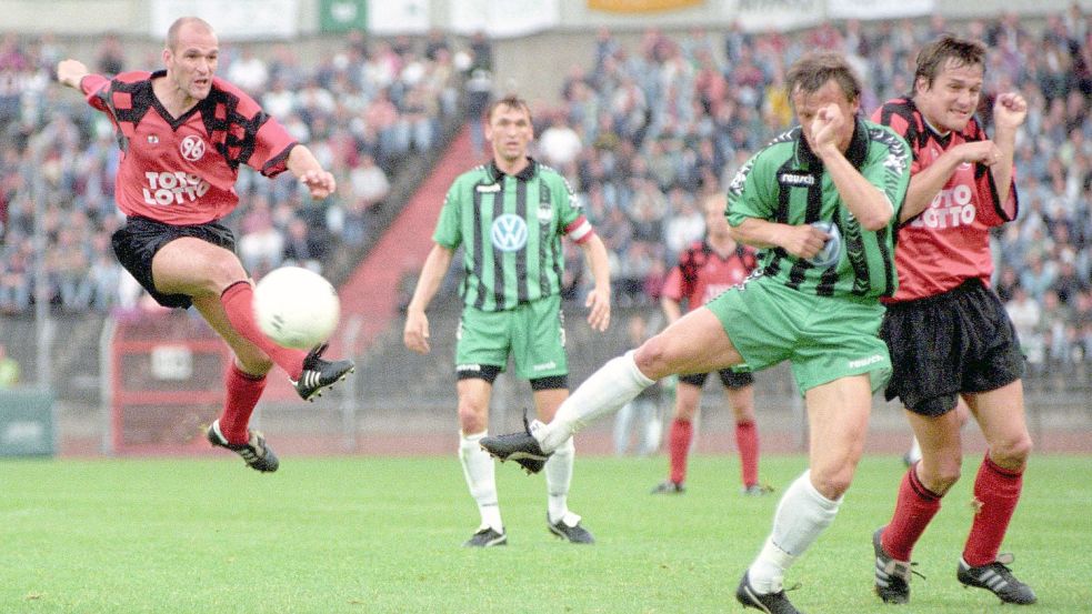 Einst Mitspieler, jetzt Trainer-Gegner: Emdens Coach Stefan Emmerling (links) spielte ein halbes Jahr für Hannover 96 in der 2. Bundesliga. Zu dem Zeitpunkt stand auch Torsten Gütschow (rechts) – nun Trainer des Bremer SV – bei 96 unter Vertrag. Foto: Imago