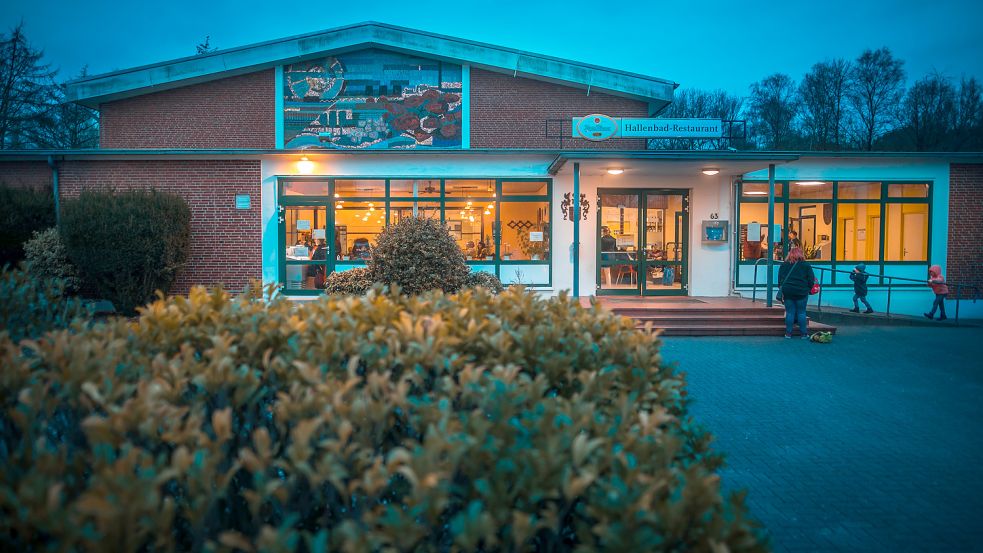 Das 1964 eröffnete Hallenbad in Wiesmoor soll ab Herbst modernisiert werden – vor allem die Badtechnik im Keller, aber auch der Frontbereich rund um den Haupteingang. Foto: Cordsen
