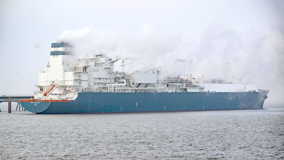 Die „Esperanza“ ist Herzstück des ersten deutschen LNG-Terminals in Wilhelmshaven. Auf der Umschlagplattform in der Nähe des Wattenmeers gab es nun eine erstere größere Panne, sodass kurzfristig kein Gas mehr ins Pipeline-Netz eingespeist wurde. Foto: dpa | Sina Schuldt