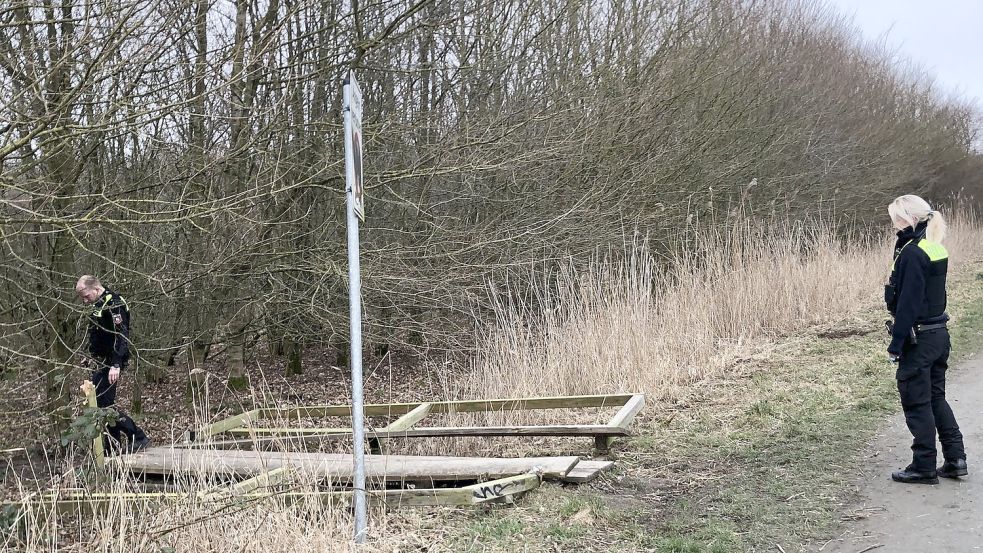Dieser Holzsteg, der zu einem Tümpel im Stadtwald führt, wurde komplett zerstört. Foto: H. Müller