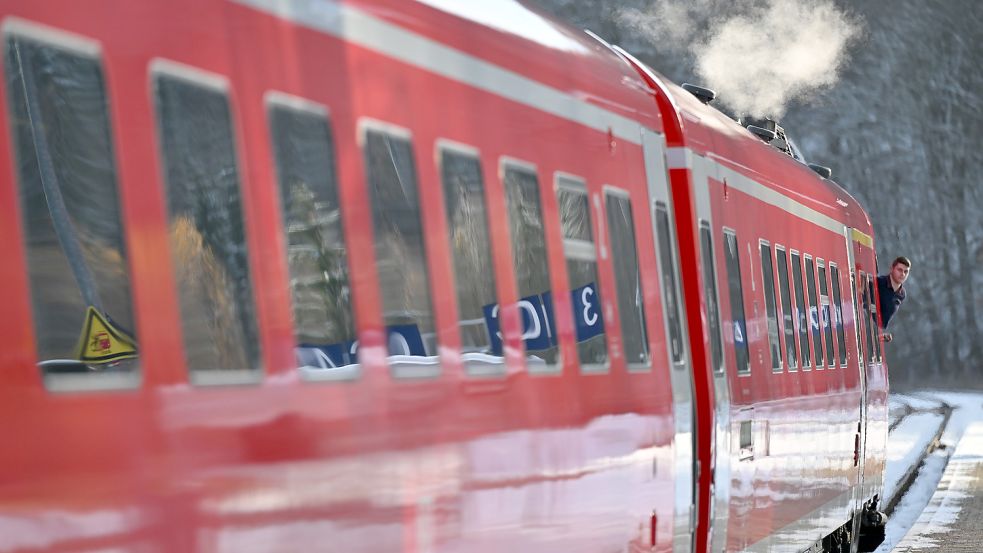 Im Bahnverkehr in Ostfriesland kommt es zu Behinderungen. Foto: Schutt/dpa