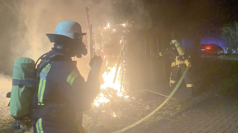 Am späten Samstagabend wurde die Feuerwehr Emden alarmiert. Foto: Feuerwehr Emden