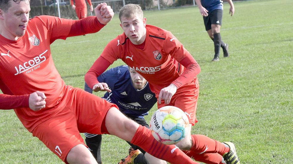 Um jeden Ball wurde in Holtland gekämpft. Fotos: Damm