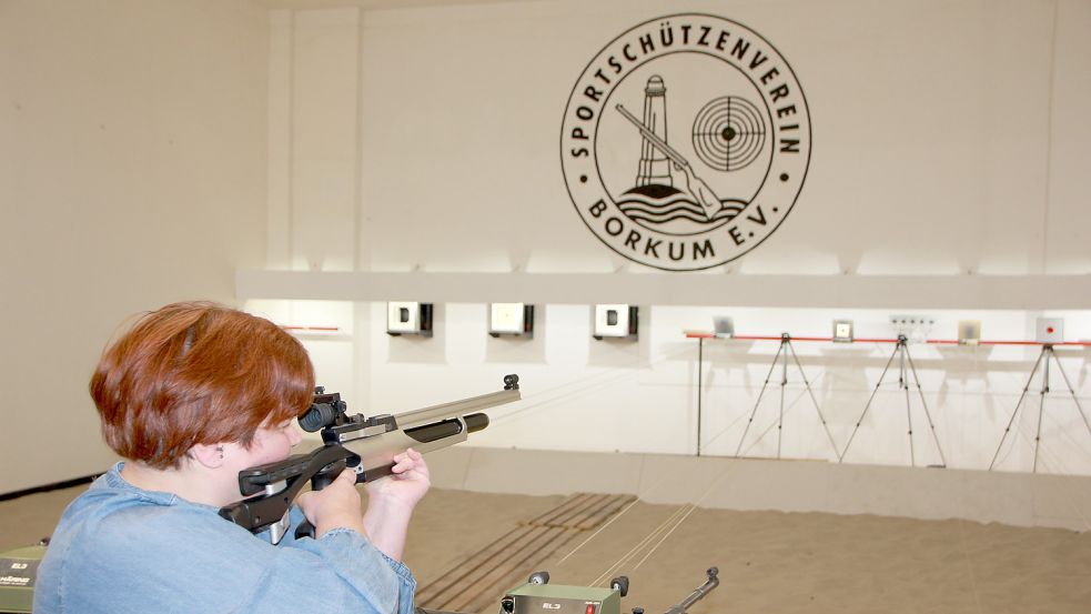 Die Vereinsvorsitzende Sandra Korneffel legt an – mit einem Gewehr aus Aluminium. Foto: Ferber