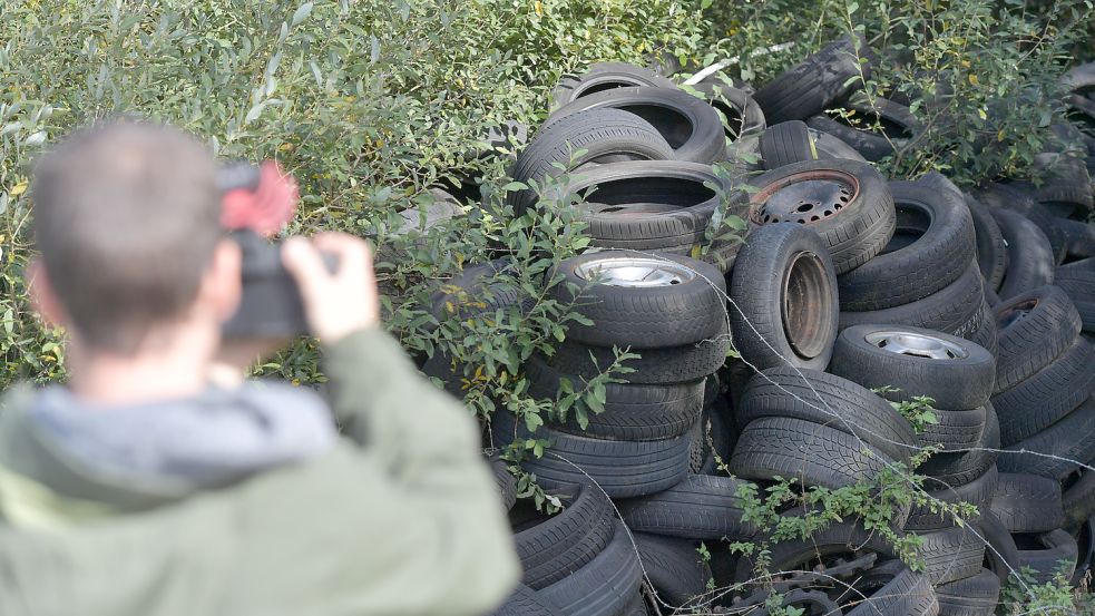 Vor allem Altreifen werden auf der illegalen Müllkippe gelagert. Archivfoto: Ortgies