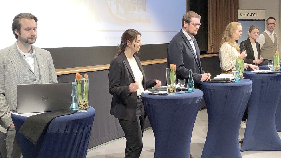 Sie standen bei der Infoveranstaltung Rede und Antwort: (von links) Chef-Stadtplaner David Malzahn, Stadtbaurätin Irina Krantz, Oberbürgermeisterin Tim Kruithoff, Moderatorin und Stadtsprecherin Theda Eilers, Stadtmarketing-Leiterin Martje Merten und Hinrich Post von der Straßenverkehrsbehörde. Foto: H. Müller