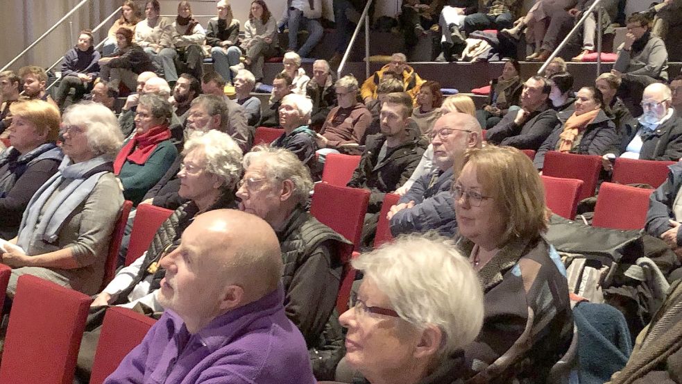 Knapp 150 Emderinnen und Emder waren auf Einladung der Stadt in das VHS-Forum gekommen. Die Infoveranstaltung wurde auch live im Internet übertragen. Foto: H. Müller