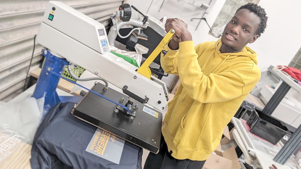 André N’Diaye an seinem Arbeitsplatz: Er macht bei „1aShirt.de“ in Emden eine Ausbildung zum Handelskaufmann. Ob er sie dort auch beendet, ist allerdings nicht sicher – aufgrund der fußballerischen Karriere. Foto: Homes