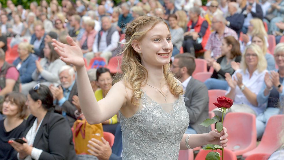 Die Freilichtbühne – hier bei der Wahl von Blütenkönigin Anna-Lea Oltmanns 2021 – ist ein wichtiger Veranstaltungsort für Wiesmoor. Doch Akteure und Publikum sind dem Wetter schutzlos ausgeliefert. Foto: Archiv/Ortgies