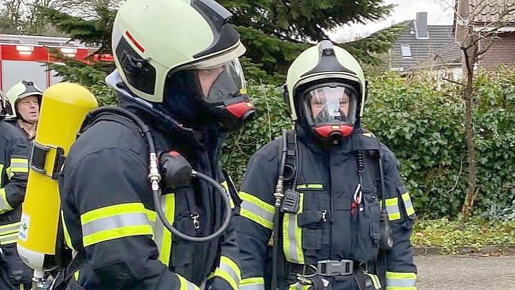 Unter Atemschutz betraten Kräfte der Feuerwehr Sandhorst das verrauchte Haus. Foto: Feuerwehr Sandhorst