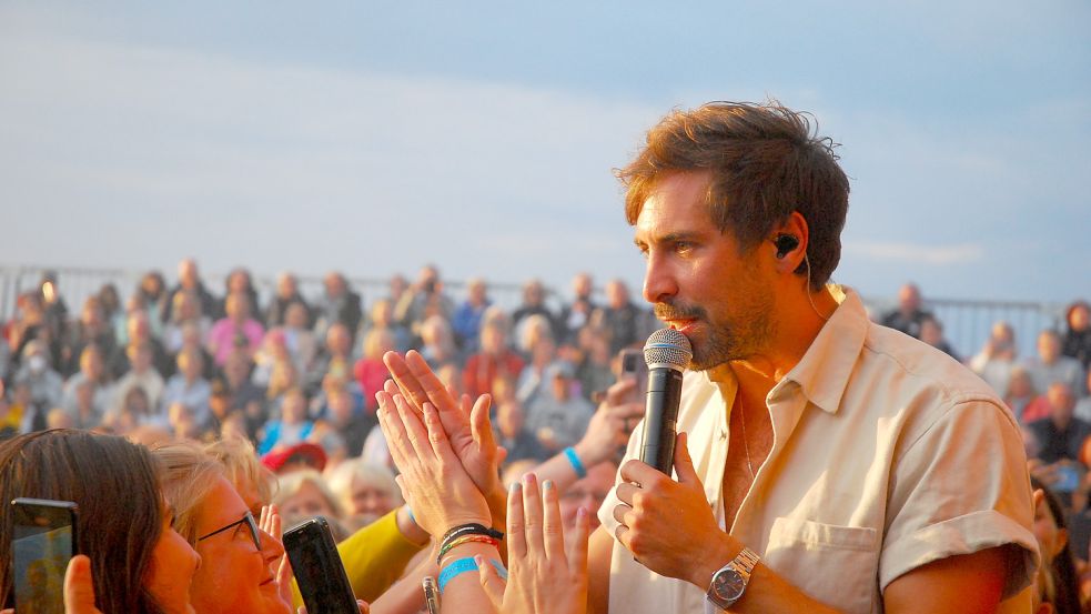 Max Giesinger war Headliner bei den Borkum Beach Days 2022 – sehr zu Freude des Publikums. Foto: Ferber
