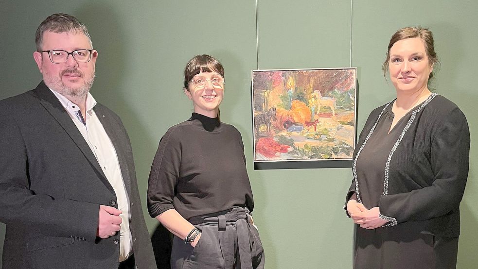 Zur Neupräsentation der Sammlung übergab Andrea Berghausen-Dirks, Co-Vorsitzende der Freunde der Kunsthalle (Mitte), das Bild „Pferdespielzeug“ von Maria Marc an Lisa Felicitas Mattheis, wissenschaftliche Direktorin (rechts), und Michael Kühn, kaufmännischer Direktor der Kunsthalle Emden (links). Foto: Kunsthalle Emden