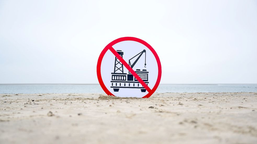 Was sie von den Bohr- und Förderplänen von One-Dyas halten, haben Insulaner und Umweltschützer bereits Ende Januar bei einer Demonstration am Borkumer Strand deutlich zum Ausdruck gebracht. Foto: Ferber