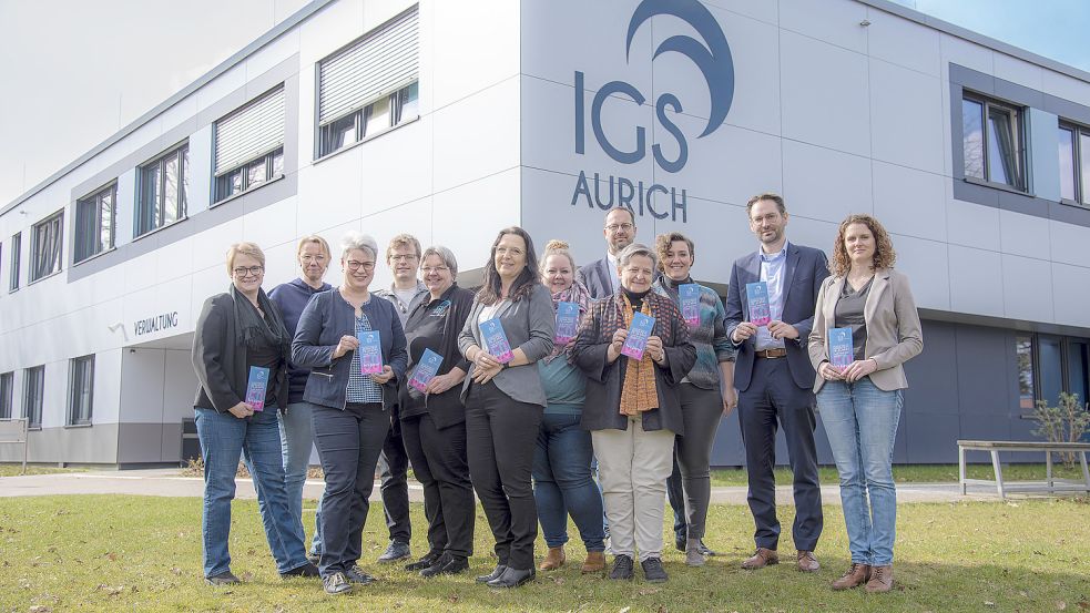 Schulleiterin Dr. Dorothee Göckel (vorne, Vierte von rechts) freut sich mit Kollegen, Eltern und Vertretern der Kreisverwaltung aufs Jubiläum. Foto: Landkreis Aurich