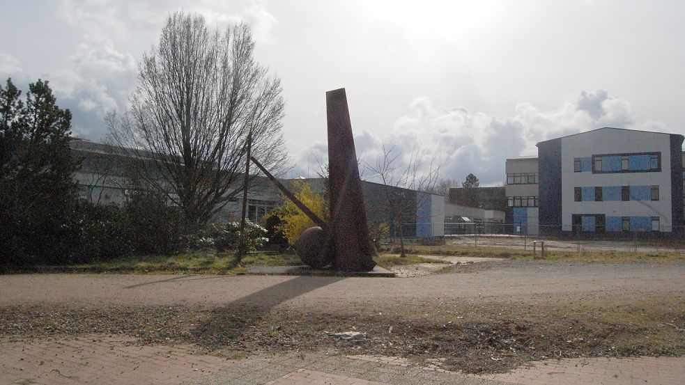 Aus dieser unansehnlichen Fläche wird noch in diesem Jahr ein attraktiver Schulhof. Foto: Luppen
