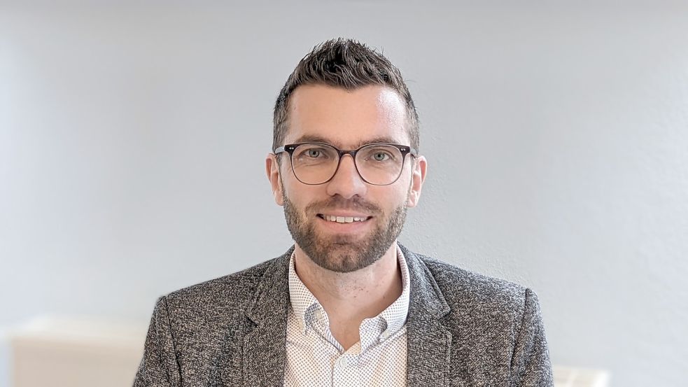 Seit Ende 2021 ist Sven Lübbers Chef der Wiesmoorer Verwaltung. Foto: Archiv/Homes