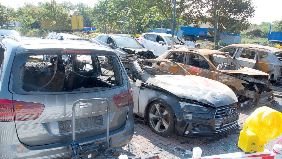 Das Feuer im vergangenen Sommer hatte zahlreiche geparkte Autos zum Teil komplett zerstört. Foto: Ferber