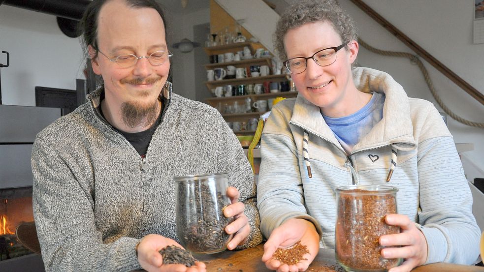 Jan-Gerrit und Caroline Carsjens mit ihrer eigenen Ernte Sonnenblumenkerne und Leinsaat aus dem vergangenen Jahr. Beides wuchs auf einem Blersumer Feld und wird jetzt nach und nach zu hochwertigen Ölen weiterverarbeitet. Foto: Ullrich