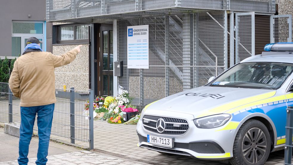 Amoktat bei den Zeugen Jehovas in Hamburg: Bei einer Überprüfung des Täters soll die Polizei sein Hass-Manifest übersehen haben. Foto: dpa/Jonas Walzberg