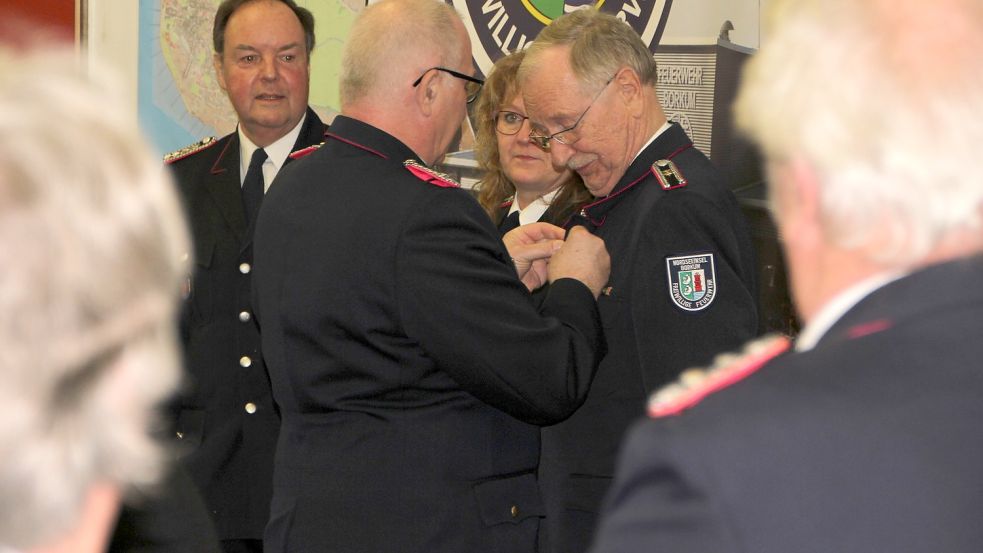 Der neue Kreisbrandmeister Ralf Heykants zeichnet aus: Geehrt wurden für ihre langjährige Mitgliedschaft im Musikzug der Freiwilligen Feuerwehr Borkum Carsten Duprée (50 Jahre, hinten von links), Anje Meems (40 Jahre) und Karl-Heinz Klusmann (zehn Jahre): Foto: Ferber