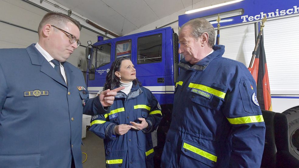 Ortsbeauftragter Stefan Sandstede (links) im Gespräch mit der Bundestagsabgeordneten Gitta Connemann und THW-Präsident Gerd Friedsam. Foto: Ortgies