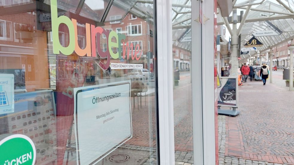 Seit dem Jahreswechsel hängt das Schild in der Tür der „Burger me“-Niederlassung. Darauf steht „Montag bis Sonntag geschlossen“. Foto: Hanssen/Archiv