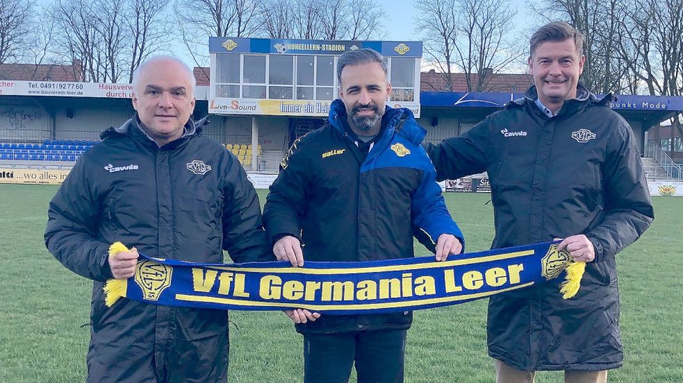 Germanias 2. Vorsitzender Ferhat Özdemir stellte am Dienstag Erhan Colak (Mitte) als neuen Trainer und Harry Janssen (rechts) als Sportlichen Leiter vor. Foto: Siemens