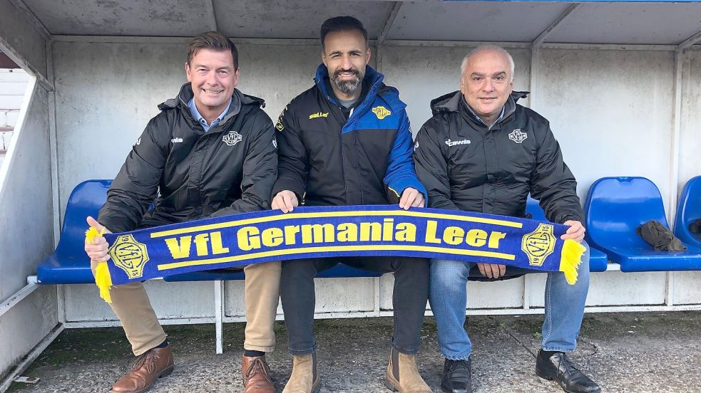 Nur fürs Foto setzte sich Harry Janssen (links) mit auf die Trainerbank. Bei den Spielen will sich der Sportliche Leiter einen anderen Platz suchen. Foto: Siemens