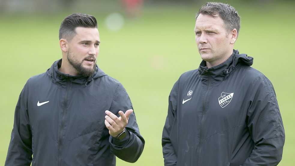 Daniel Franziskus (links) – bis Ende 2021 Co-Trainer von Bernd Grotlüschen (rechts) bei GW Firrel – befindet sich mit Eintracht Ihlow in Gesprächen. Archiv: Doden, Emden