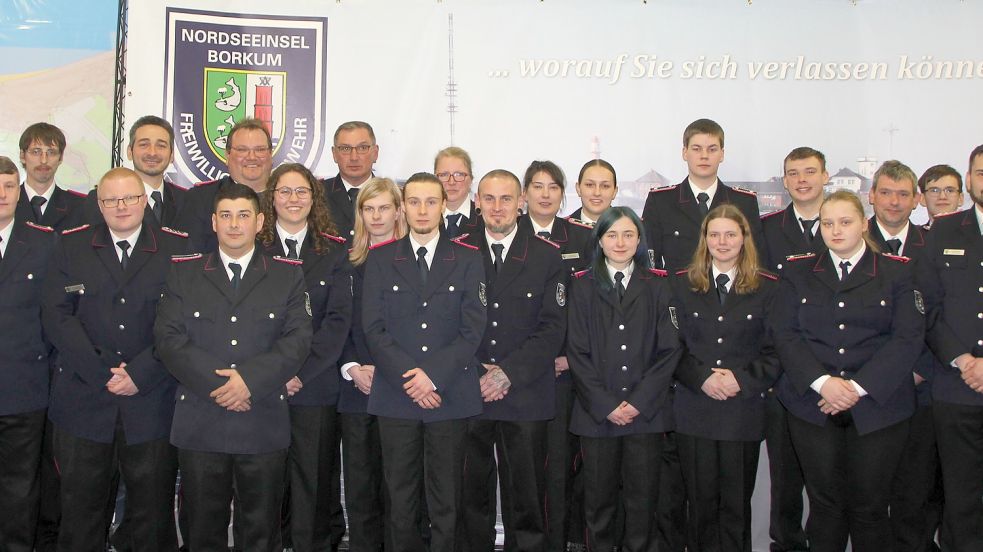 Gruppenbild der Borkumer Beförderten 2023. Mit auf dem Foto: Stadtbrandmeister Aike Brinkmann (Zweiter von rechts) und Stellvertreter Andreas Harms (rechts), beide jüngst bei der Tagung der Gemeinde- und Ortsbrandmeister des Landkreises Leer in Bunde selbst befördert. Foto: Ferber