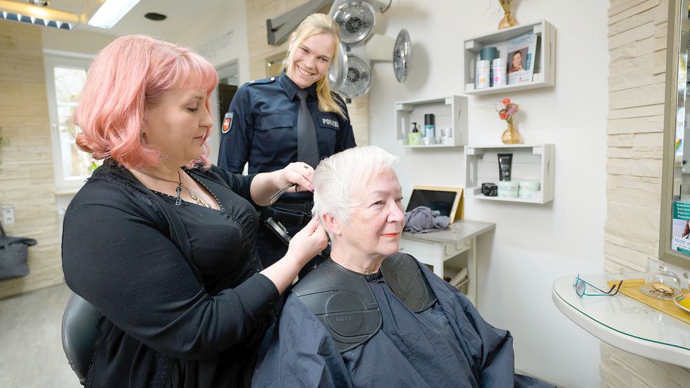 In Lüneburg läuft es schon, in Ostfriesland könnte es bald kommen: die Betrugsaufklärung beim Friseur. Foto: Philipp Schulze/dpa