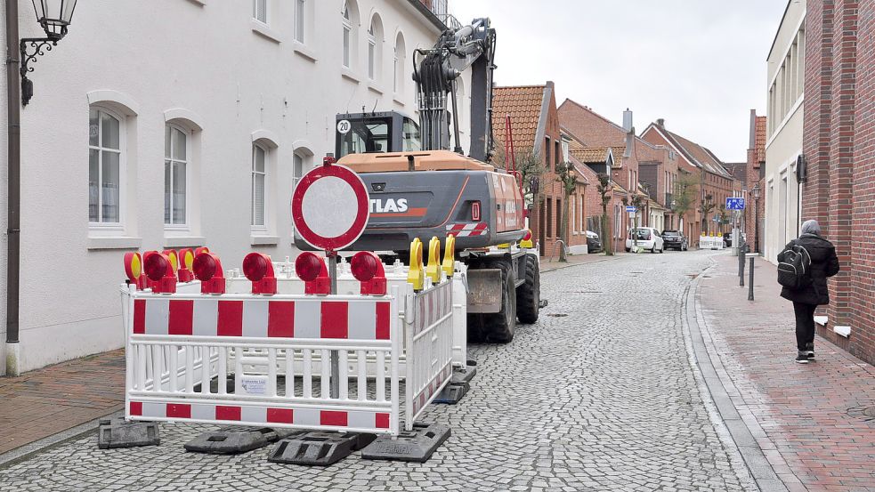 Mittlerweile steht ein Bagger für die Arbeiten an der Norderstraße bereit. Foto: Wolters