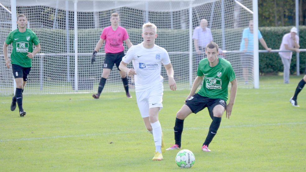 Im Hinspiel kassierte GW Firrel (rechts Michael Olbrys) eine 1:5-Heimniederlage gegen Meppen II. Foto: Weers