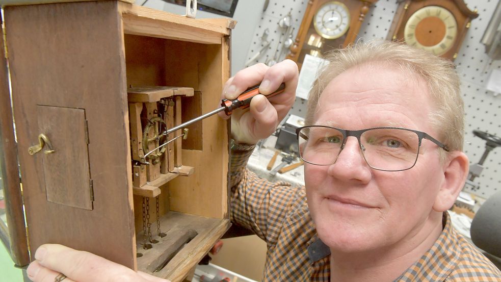 Heinz-Werner Müller wurde über einen Quereinstieg zum Uhrmacher und schließlich zum Uhrmachermeister. Foto: Ortgies