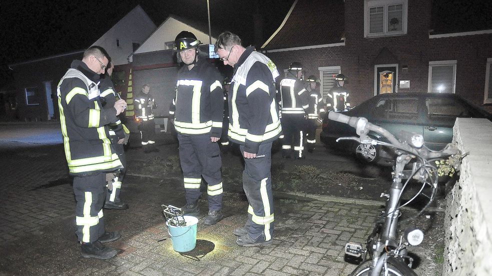 Die Feuerwehr tauchte den Akku in einen Eimer Wasser. Foto: Wolters