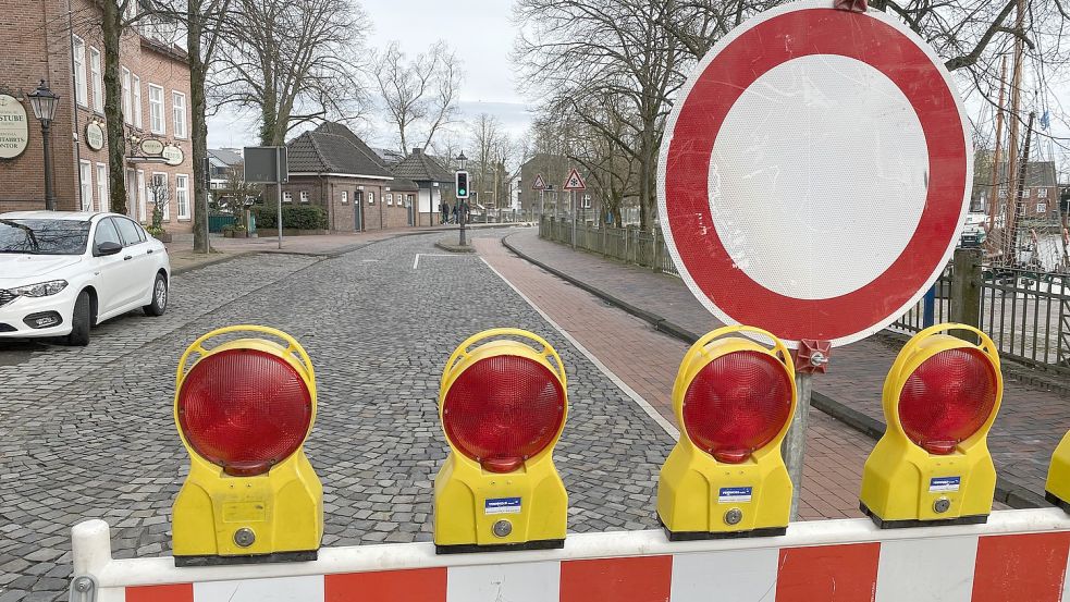 Die Rathausbrücke kann derzeit nicht passiert werden. Foto: Stadtwerke Leer