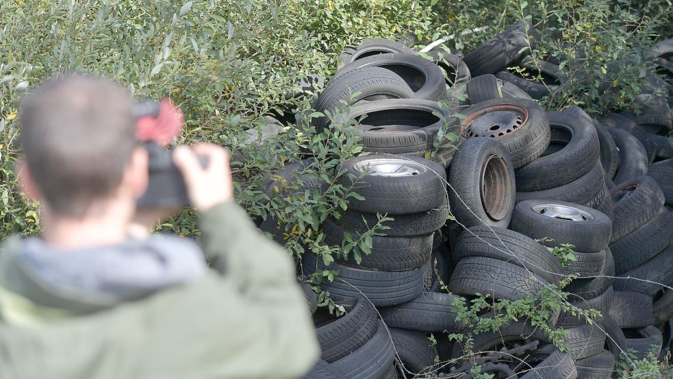 Vor allem Altreifen werden auf der illegalen Müllkippe in Uplengen gelagert. Archivfoto: Ortgies
