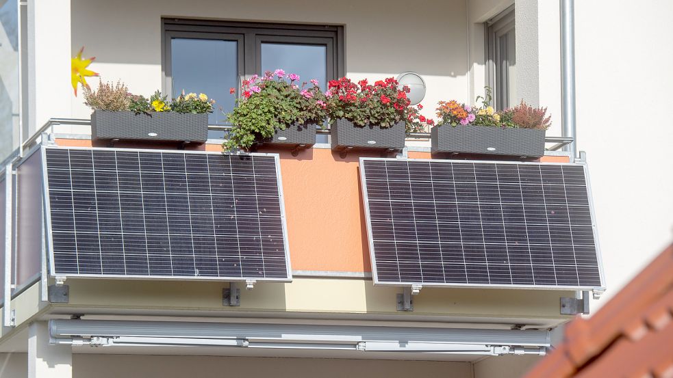 Die kleinen Solarmodule können unter anderem an Balkone angebracht werden. Foto: Sauer/dpa