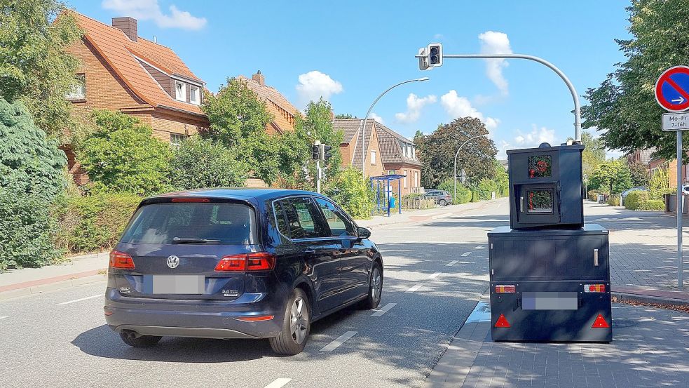 Der teilmobile Blitzer der Stadt Emden namens „Engelke“ stand auch schon mehrmals bei der Grundschule Wolthusen. Foto: Hanssen/Archiv