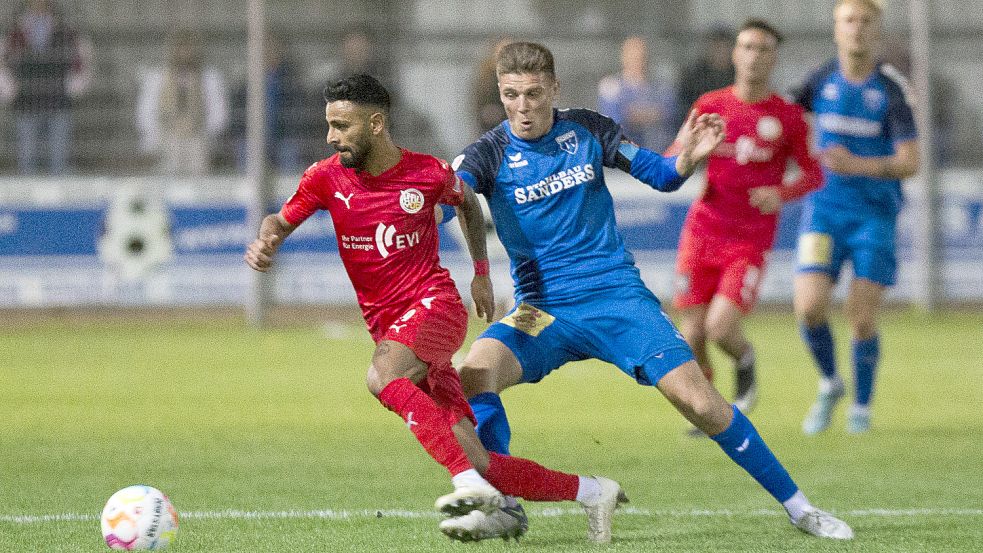 Im Hinspiel trennte sich Kickers (rechts Bastian Dassel) 0:0 von Hildesheim. Foto: Doden/Emden