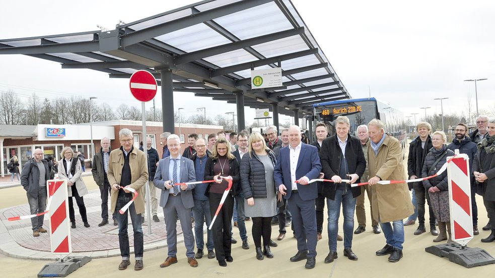 Die Beteiligten schnitten symbolisch ein Band durch. Foto: Wolters