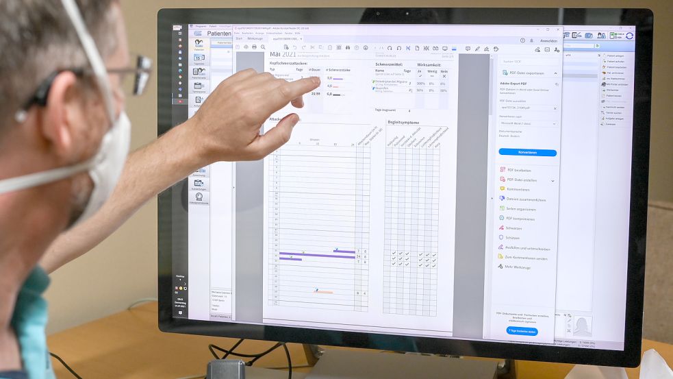 Ein Facharzt arbeitet mit einer elektronischen Patientenakte. Foto: Kalaene/dpa