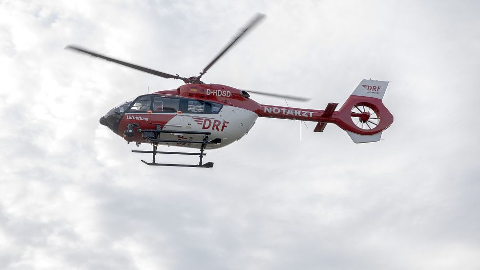 Ein Auricher wurde mit einem Rettungshubschrauber in eine Klinik gebracht. Foto: Zinken/dpa