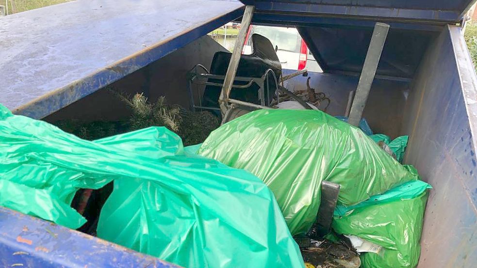 Schon nach nur etwa zwei Stunden Müllsammeln war der Container fast voll. Foto: Hanssen